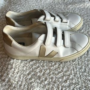 VEJA Recife Logo Sneakers  - Gold V